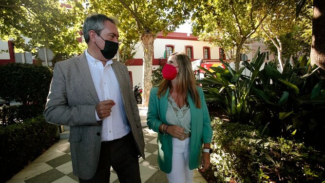 Juan Espadas junto a Irene García frente Aulario La Bomba de Cádiz.