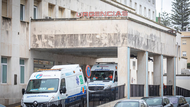 Ambulancias en urgencias del Puerta del Mar.