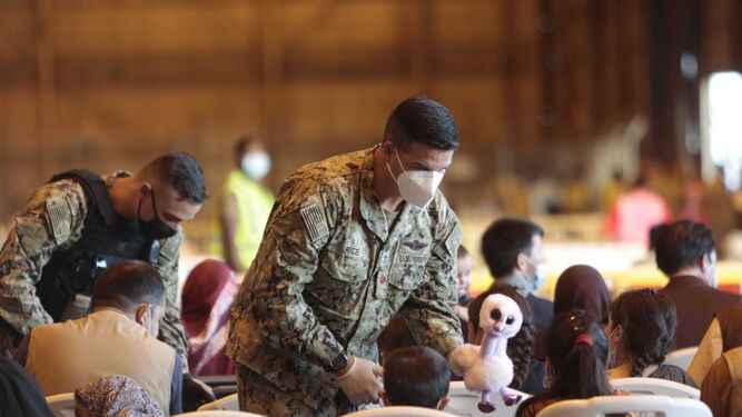Militares norteamericanos, a la llegada de los evacuados afganos en el sexto vuelo de EEUU.