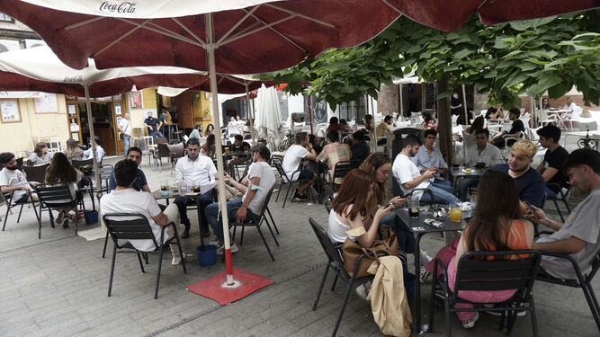 La terraza de un bar en Sevilla durante el pasado mes de junio.