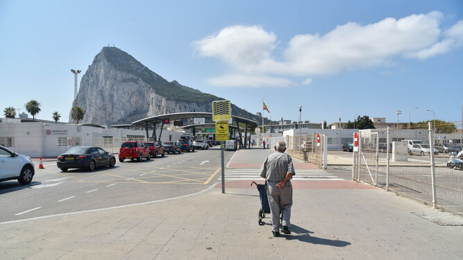 El paso aduanero de acceso a Gibraltar, visto desde La Línea