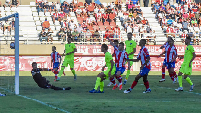 Álvaro Romero, al fondo, ve como el balón se cuela en la portería del Andorra.