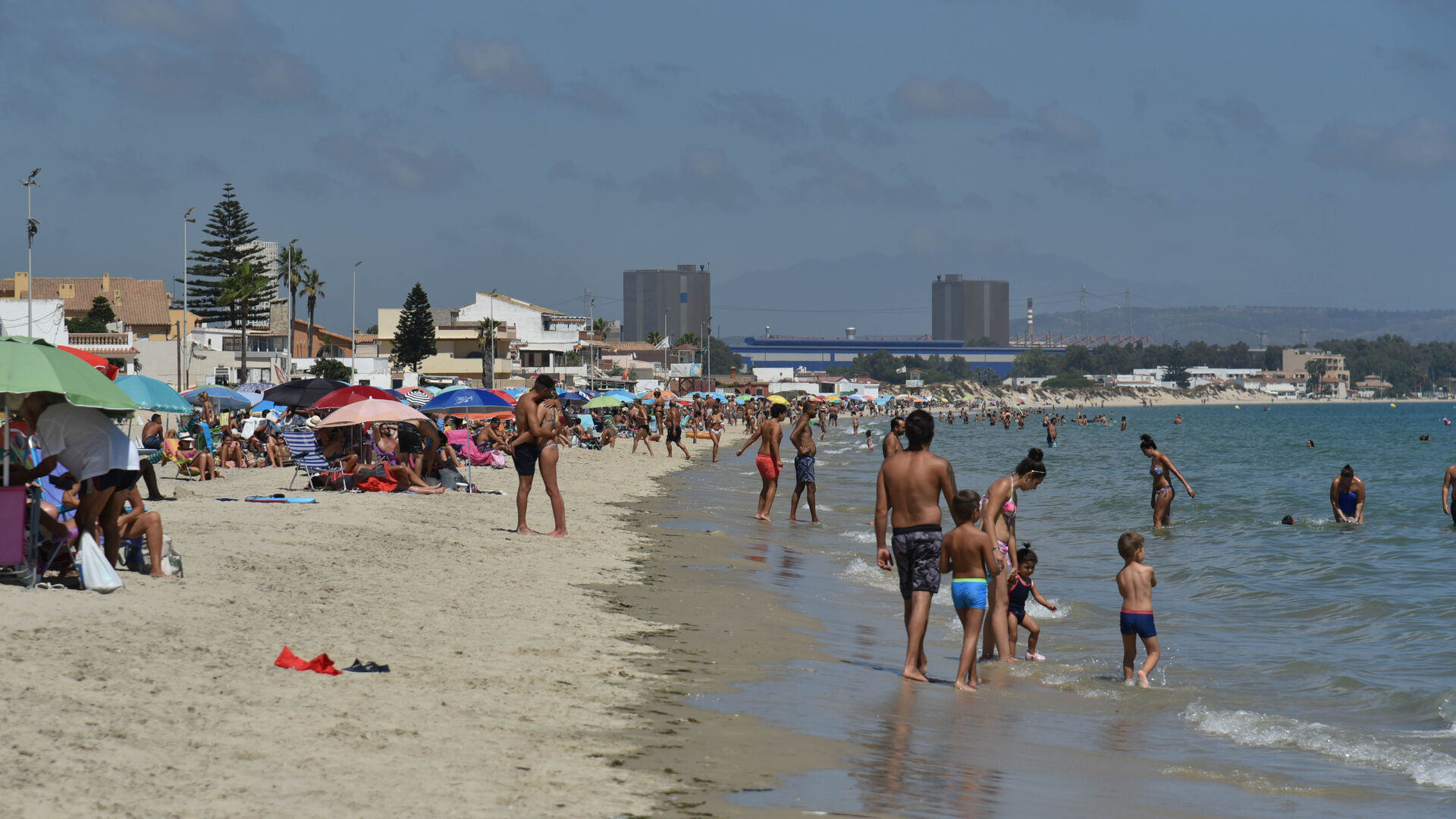 Las fotos del ultimo domingo de la temporada oficial de playas en Algeciras