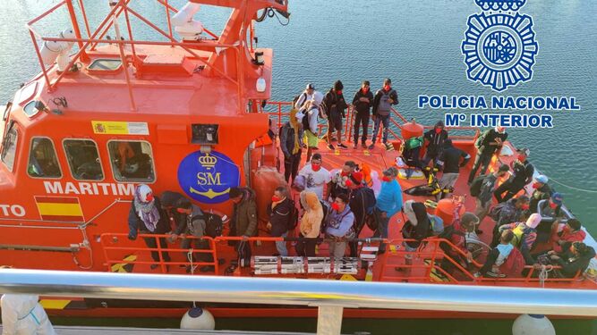 Los 32 migrantes rescatados cerca de Cádiz capital.