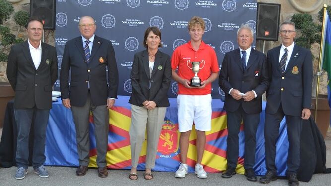 El danés Thysted, con su copa de campeón del Internacional de España sub-18.