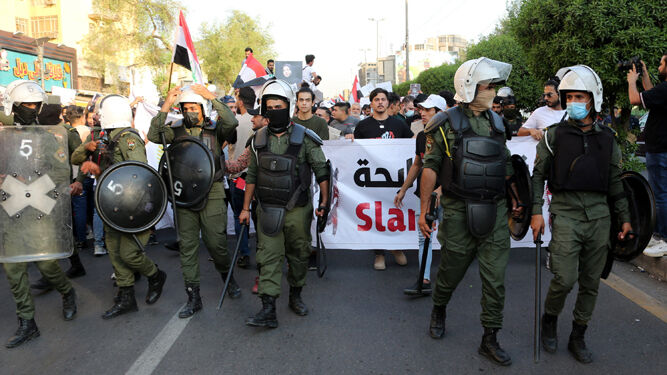 Policías iraquíes abriendo paso a una manifestación en Bagdad.