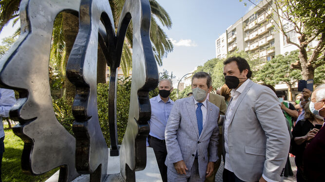 Escultura dedicada a personas con problemas de salud mental en la plaza de San José de Cádiz.