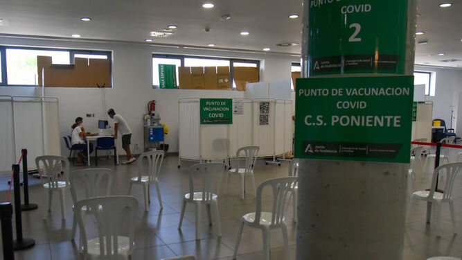 El punto de vacunación de los usuarios del centro de salud de Poniente, en La Línea.