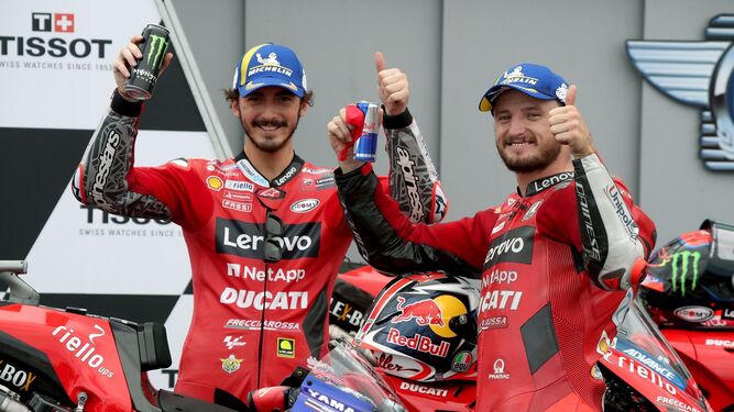 Los pilotos de Ducati Bagnaia (i) y Miller (d) celebran su éxito en la clasificación.