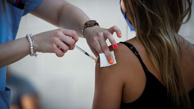 Una joven es vacunada contra la Covid.