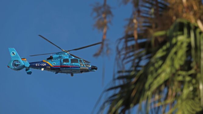 Un helicóptero del Servicio de Vigilancia Aduanera, en Algeciras.