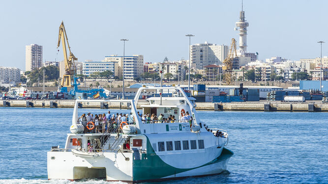 Un catamarán del Consorcio de Transportes de la Bahía llega al muelle de Cádiz.