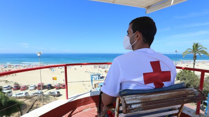 Un miembro del operativo de playa realiza labores de vigilancia desde la torre del puesto principal en la Segunda Pista.