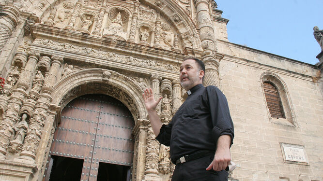 El rector de la Basílica Menor de Nuestra Señora de Los Milagros, a las puertas del templo mostrando algunos de los desperfectos de la fachada.