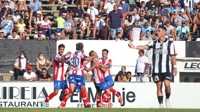 Jugadores del Algeciras celebran uno de sus goles ante la desolación del balono Dorrio
