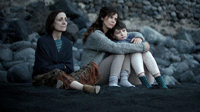 Carmen Elías, Juana Acosta y María Romanillos en una imagen del filme.