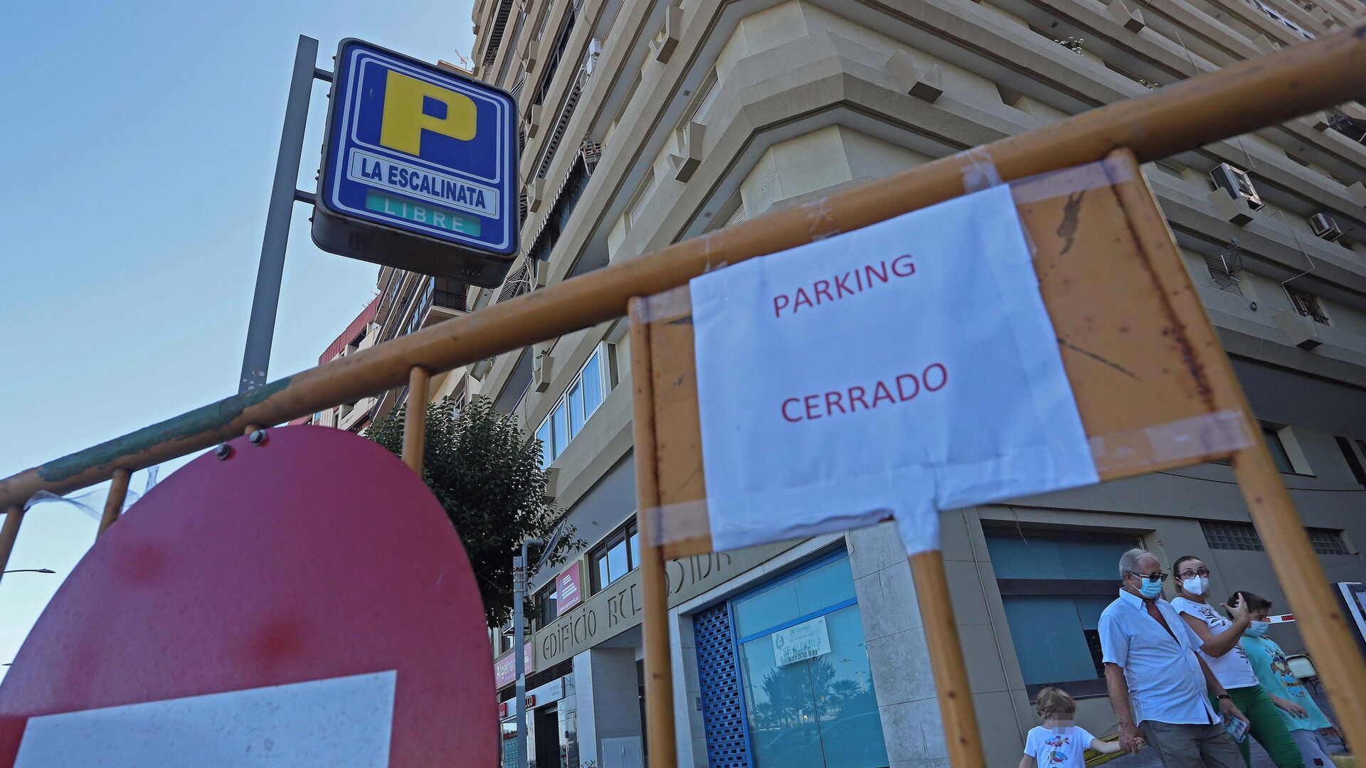 Fotos del cierre del parking La Escalinata en Algeciras