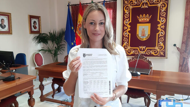 La delegada municipal de Hacienda, María Naval, mostrando un documento relativo al Fondo de Ordenación.