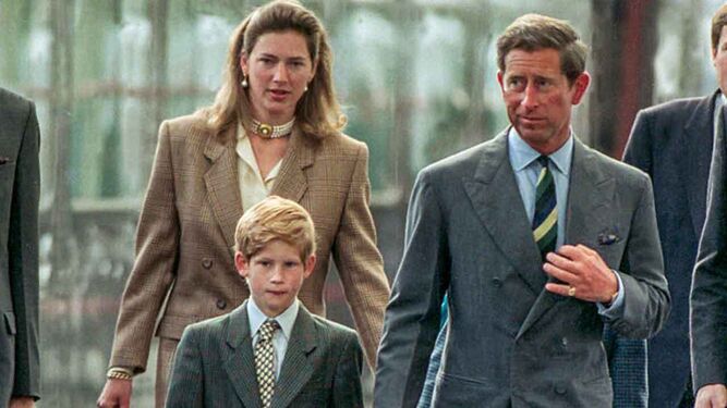 Tiggy Legge-Burke  (en segundo plano), junto a Enrique y el príncipe Carlos en los años 90, cuando trabajaba como niñera de los hijos de los príncipes de Gales.