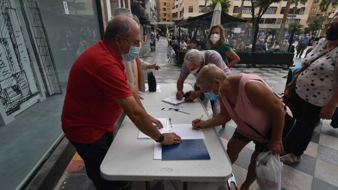 Dos personas firman contra el precio de la luz, este miércoles en Algeciras.