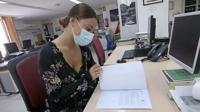 Alba Hernández, este miércoles en la Redacción de Diario de Jerez con la denuncia que ha presentado en la Comisaría.