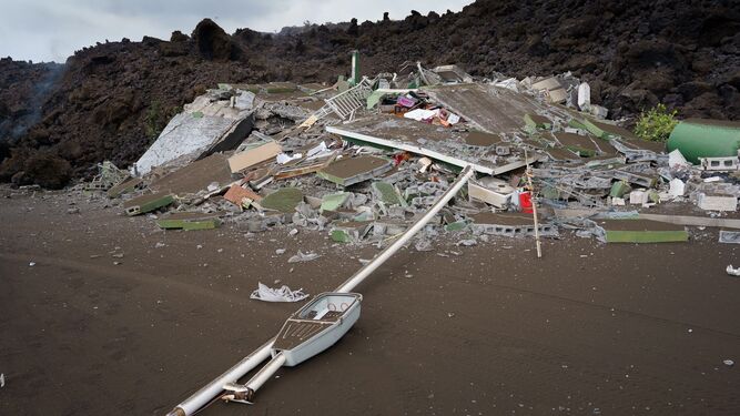 La colada de lava generada por el volcán irrumpió ayer en el pueblo de Todoque, derribando todo a su paso.