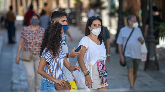 Un grupo de jóvenes paseando por las calles de Cádiz