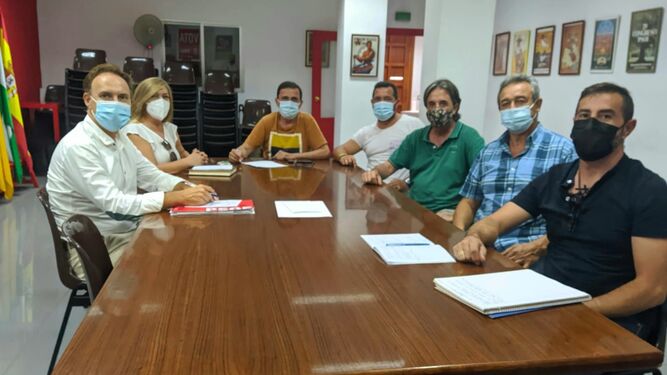 La reunión del PSOE local con los representantes del comité de empresa de la actual concesionaria.