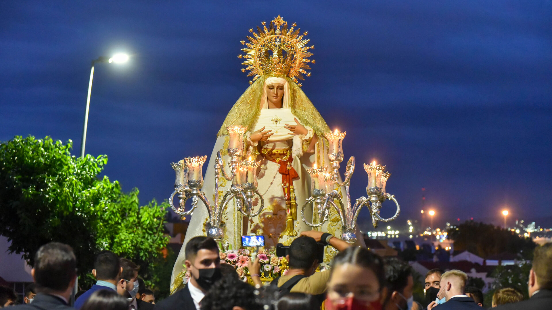 Las fotos de la Virgen de la Salud procesionando en la barriada de San Garcia