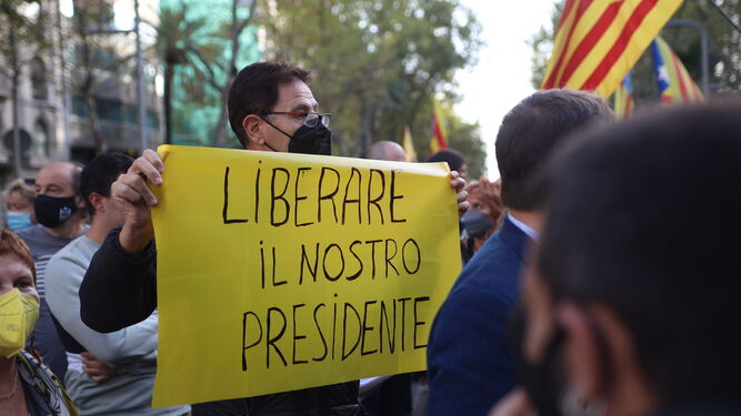 Carteles en italiano pidiendo la libertad de Puigdemont.