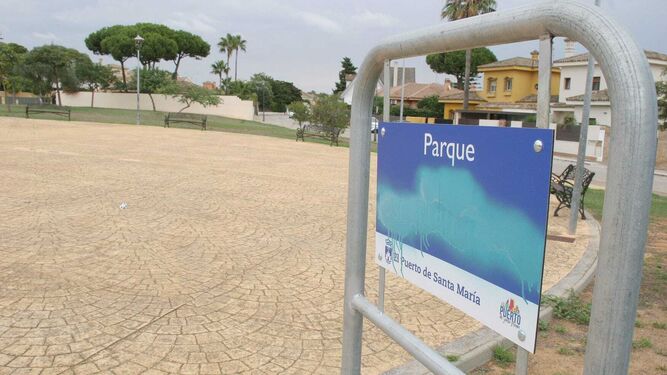 El nombre 'Poeta José María Pemán' ha sido tachado del rótulo del parque.