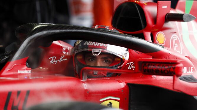 Carlos Sainz mira desde su Ferrari