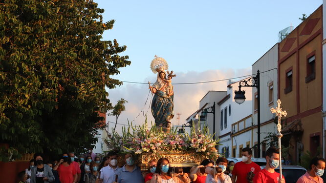 La Virgen del Rosario, durante el Rosario de la Aurora.