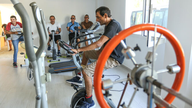 El espacio que sirve de gimnasio en Hoga Gerasa, con cintas y bicicletas.