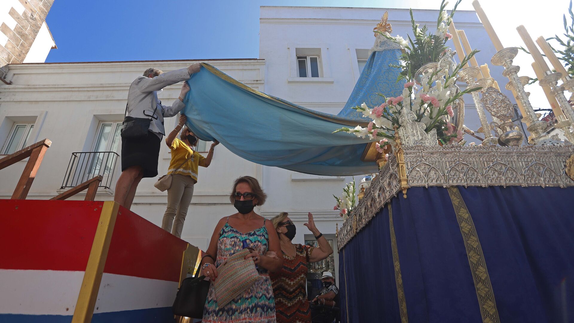Fotos del paso bajo el manto de la Virgen de la Luz en Tarifa