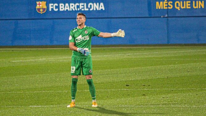 El meta Nacho Miras muestra su malestar tras encajar uno de los goles recibidos en Barcelona