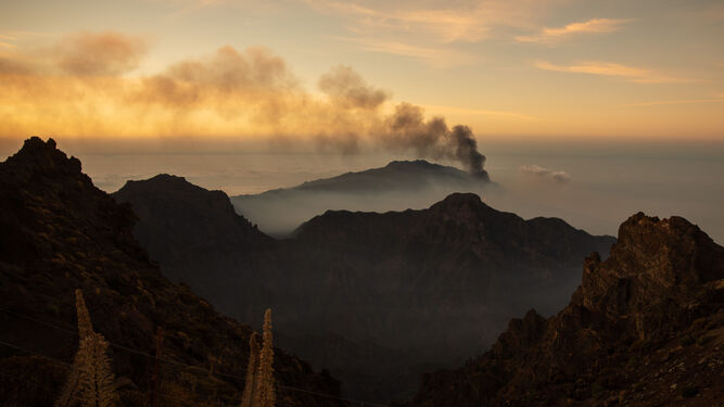 El humo del volcán visto desde un monte cercano