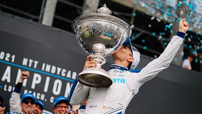 Álex  Palou  besa su trofeo de campeón de la  Indycar