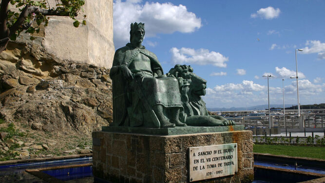 El rey Sancho IV. Monumento erigido junto al castillo de Tarifa en 1992