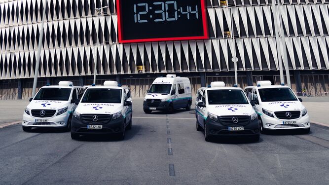 Mercedes presenta los 115 vehículos de transporte sanitario del Grup La Pau
