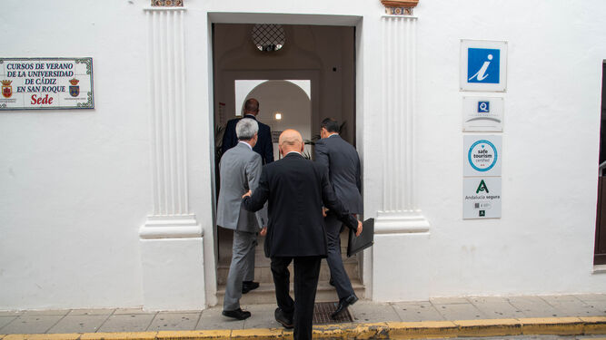 Los miembros de la comisión bilateral de España y Reino Unido entran en el Palacio de los Gobernadores de San Roque, el pasado día 29.