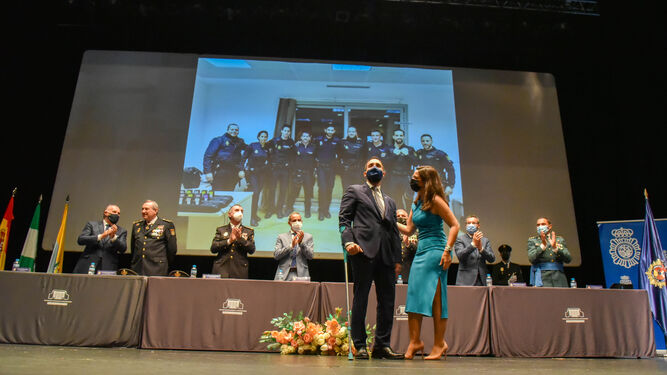 El inspector Francisco Javier González recibe el aplauso de los asistentes al acto de la Policía Nacional.