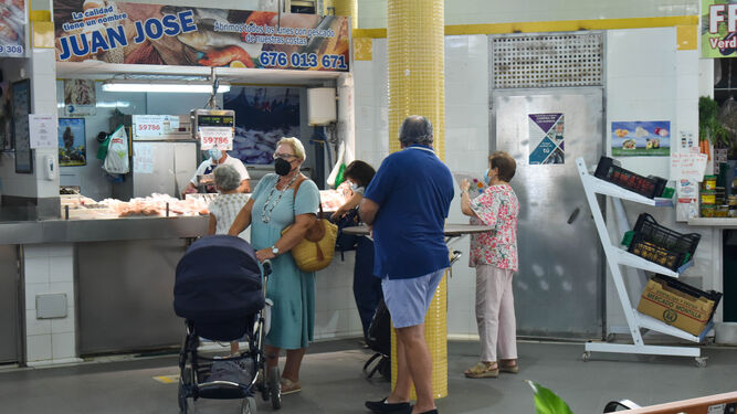 Varias personas hacen la compra en el mercado de Los Barrios.