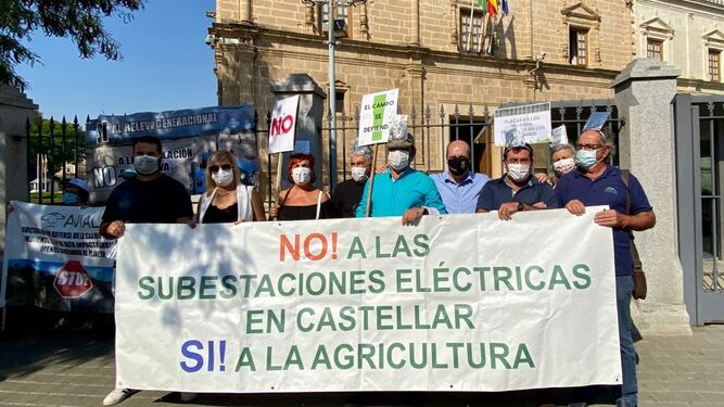 Protesta de vecinos de Castellar ante el Parlamento de Andalucía.