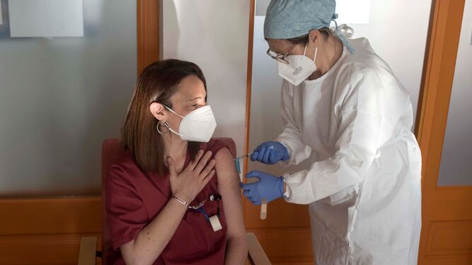 Una mujer se vacuna contra la Covid-19