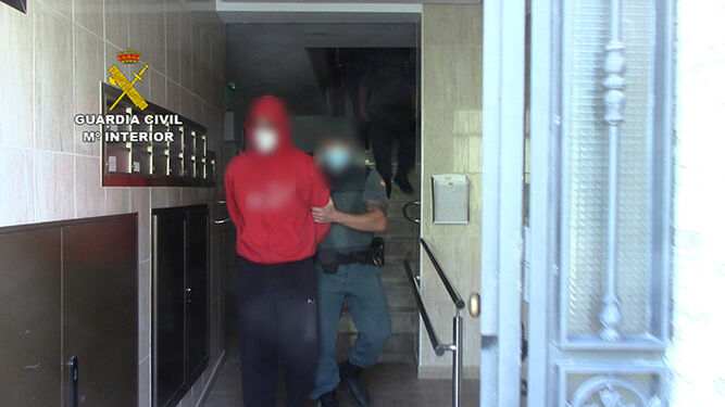 El  detenido en el momento de salir de su domicilio en la barriada Carlos III de La Isla.