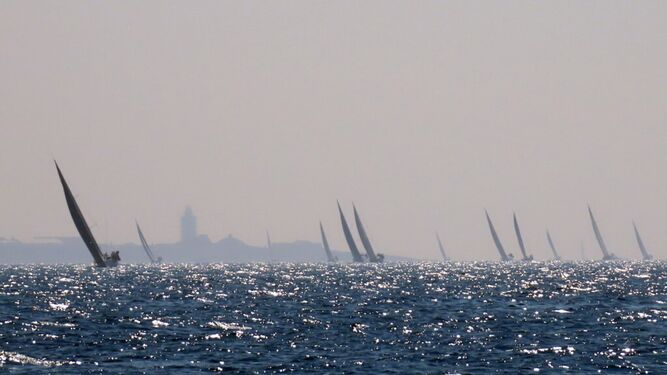 Los cruceros, en plena regata por el Estrecho.