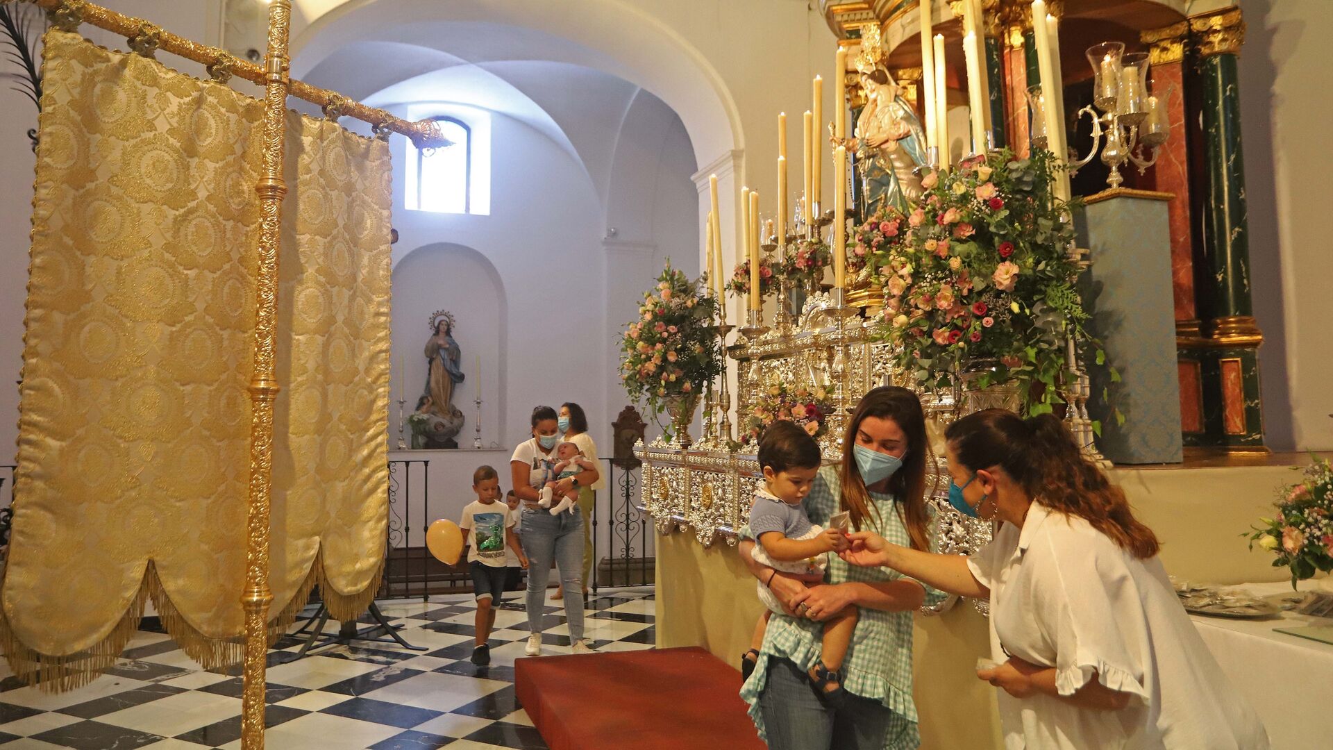 Fotos de la presentaci&oacute;n de ni&ntilde;os a la Virgen del Rosario en Los Barrios