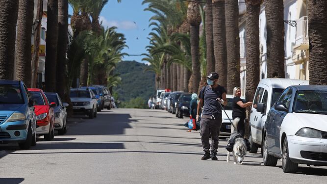 Un vecino de Tesorillo pasea con su perro por una calle de la localidad.