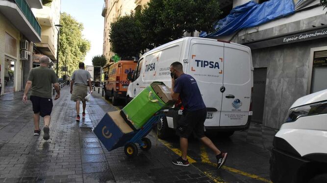Un repartidor de mercancías, este lunes en el centro de Algeciras.